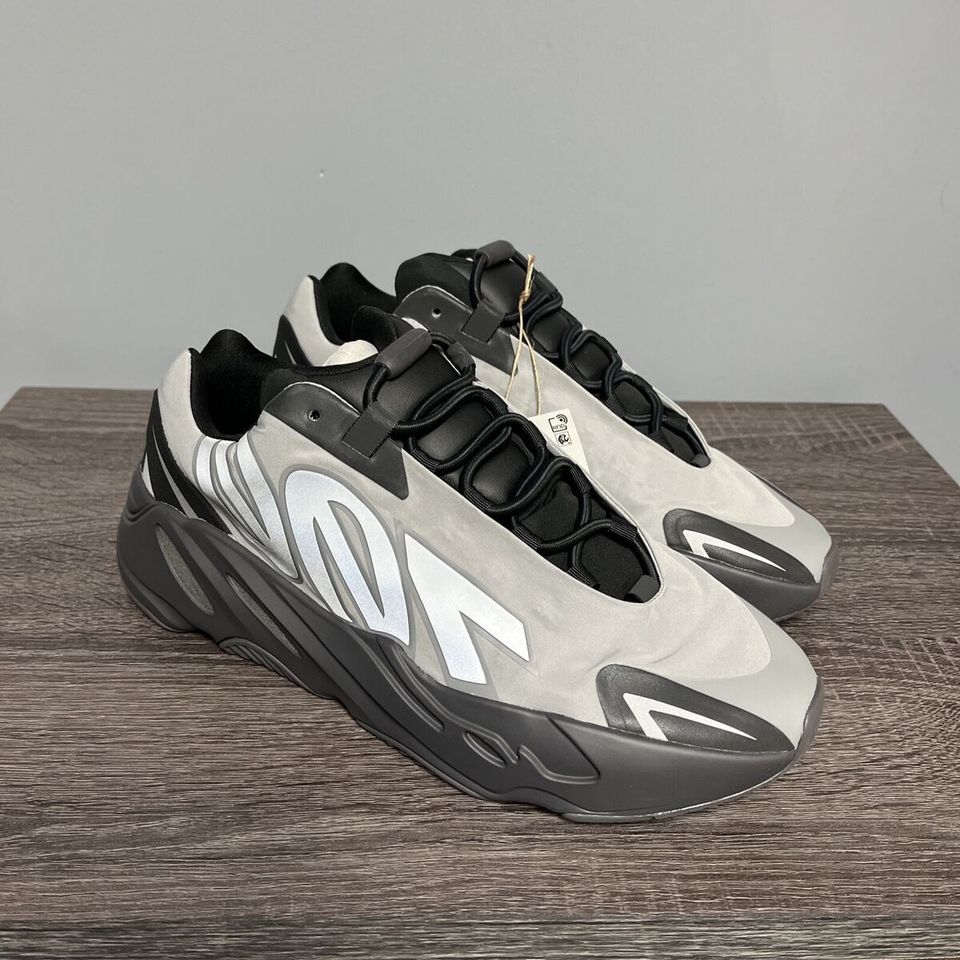 Deadstock Yeezy 700 mnvn 'Metallic'