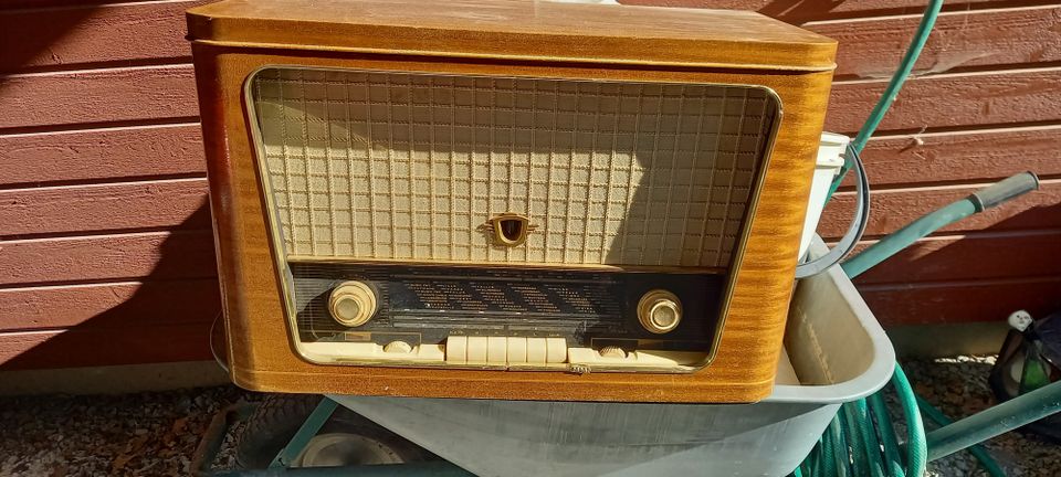 50-lukuinen ASA 837 L radio/levysoitin