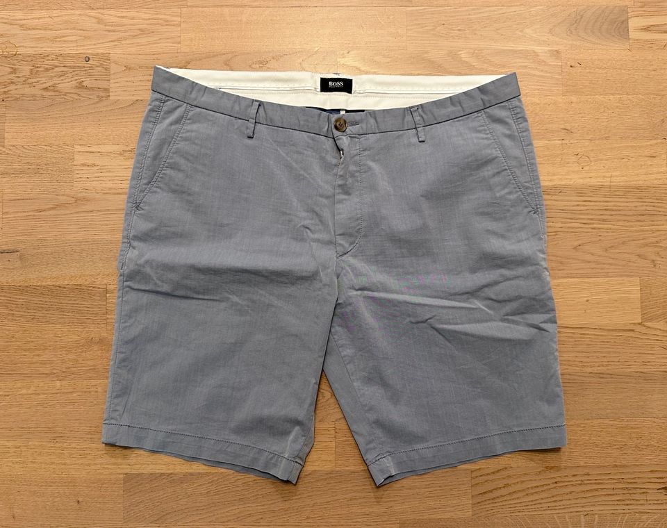 Hugo Boss vaaleansiniset shortsit 56