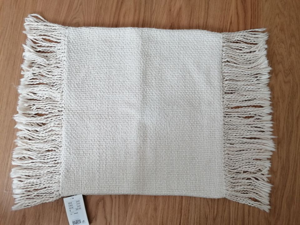 Luonnonvalkoinen tyynynpäällinen