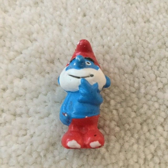 Pieni Smurffipappa figuuri suklaamunasta