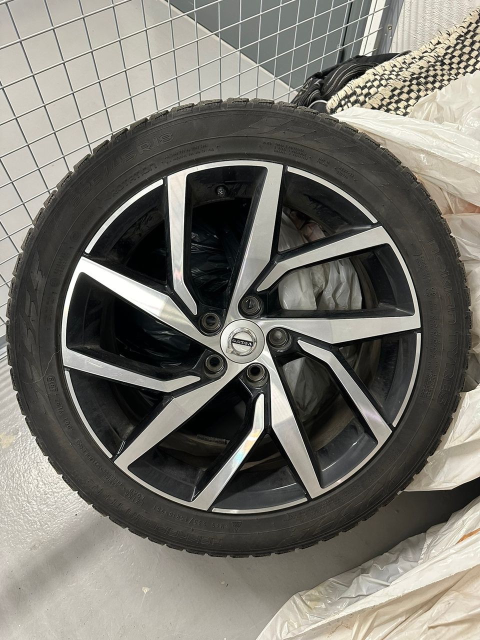 2kpl 235/45R18 Volvon kitkarengasta