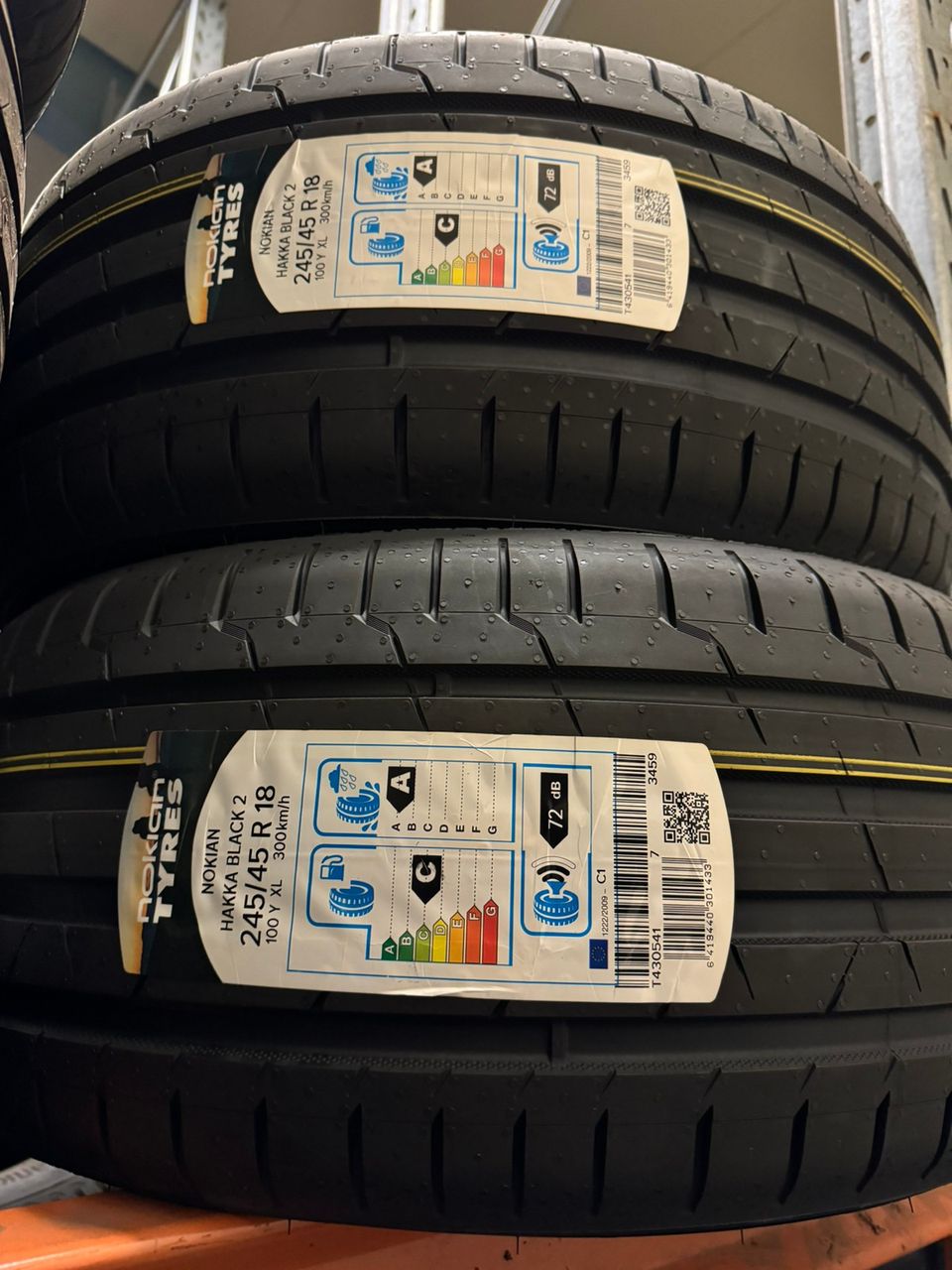 2kpl 245/45/18 nokian hakka black 2