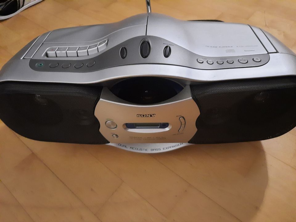 Sony radio (cd ei toimi, radio kunnossa)