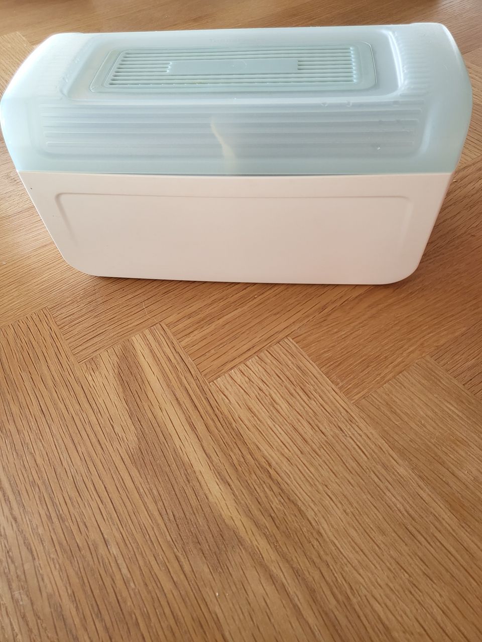 Tupperware leipälaatikko