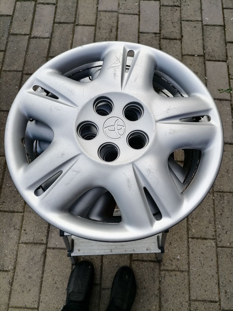 Pölykapselit Avensis toyota 16"