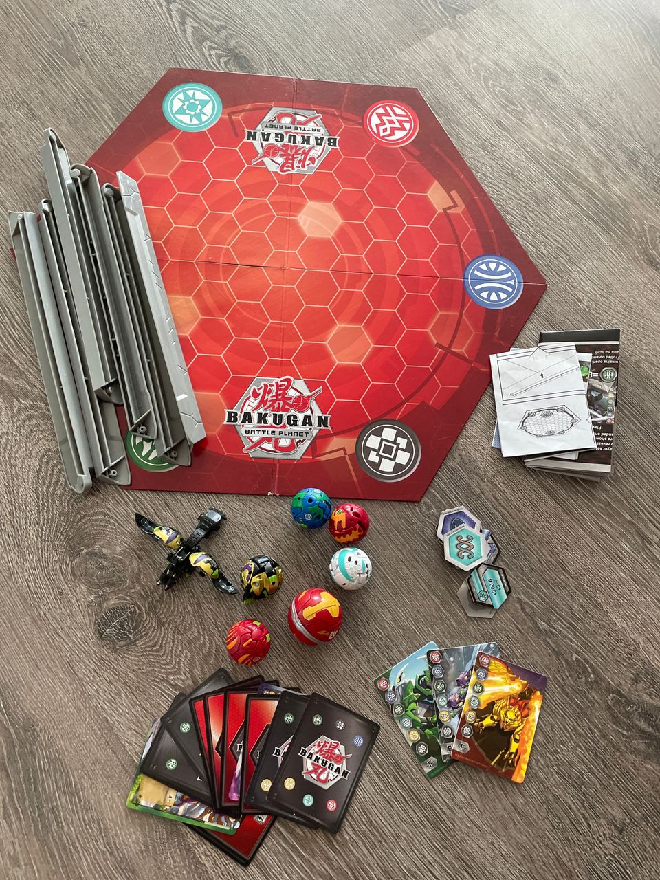 Bakugan taisteluarena ja 7 bakugania