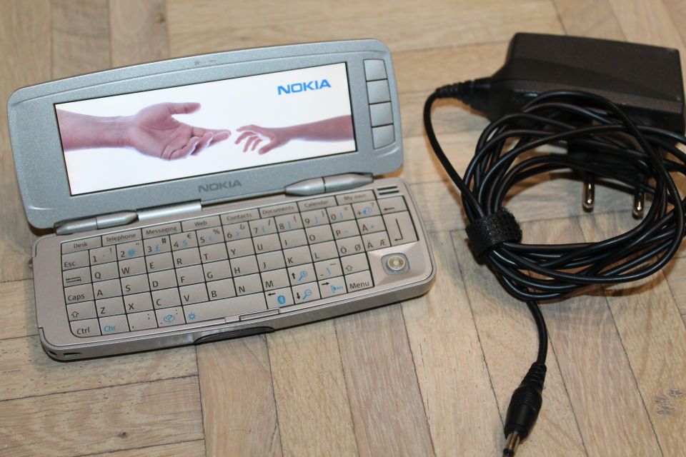 2005 Nokia Communicator 9300 RAE6 matkapuhelin + laturi kommunikaattori