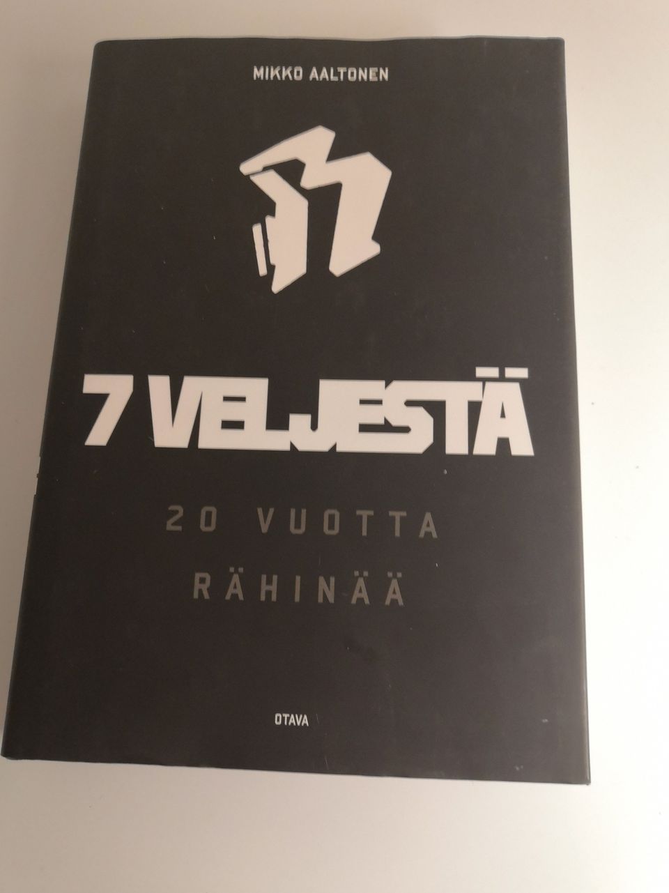 7 veljestä, 20 vuotta rähinää