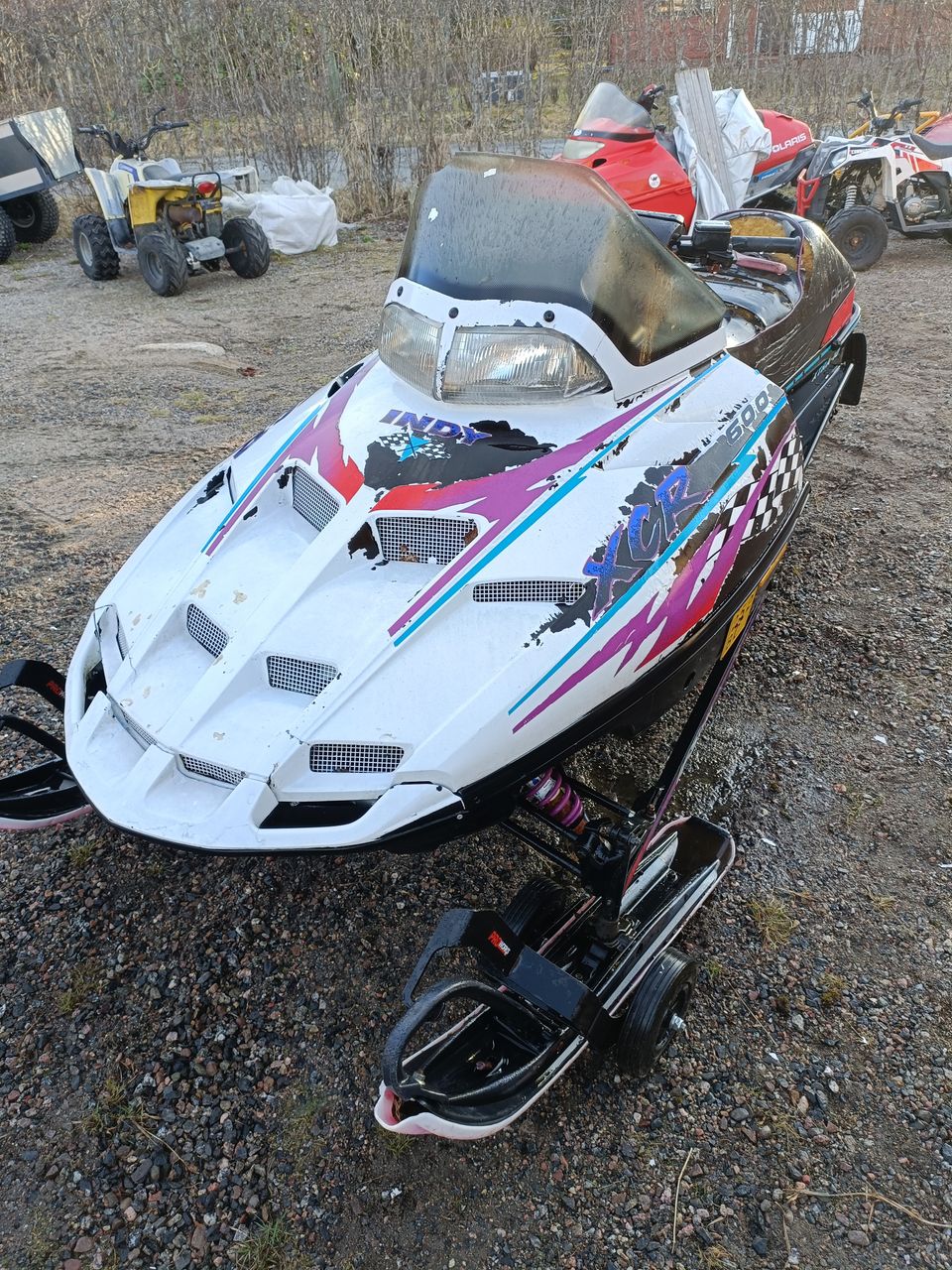 Polaris xcr 600 triple 1997 "myös vaihto" sijaitsee keiteleellä