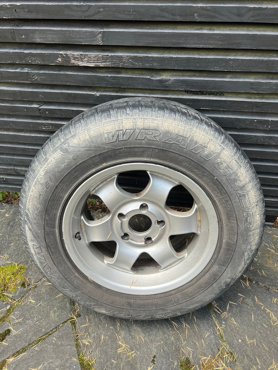 Goodyear wrangler renkaat vanteilla