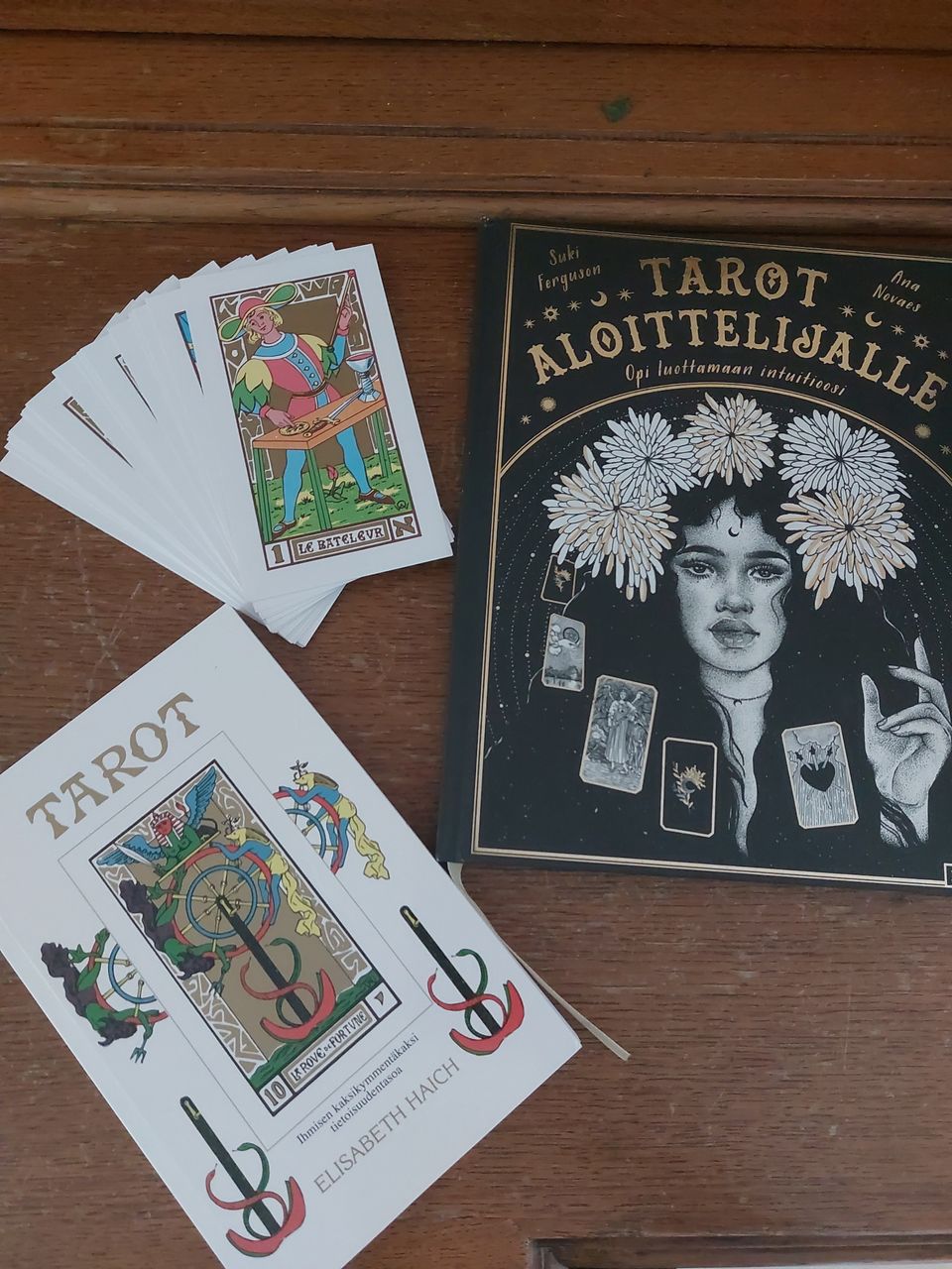 Tarot-kortit ja kaksi kirjaa