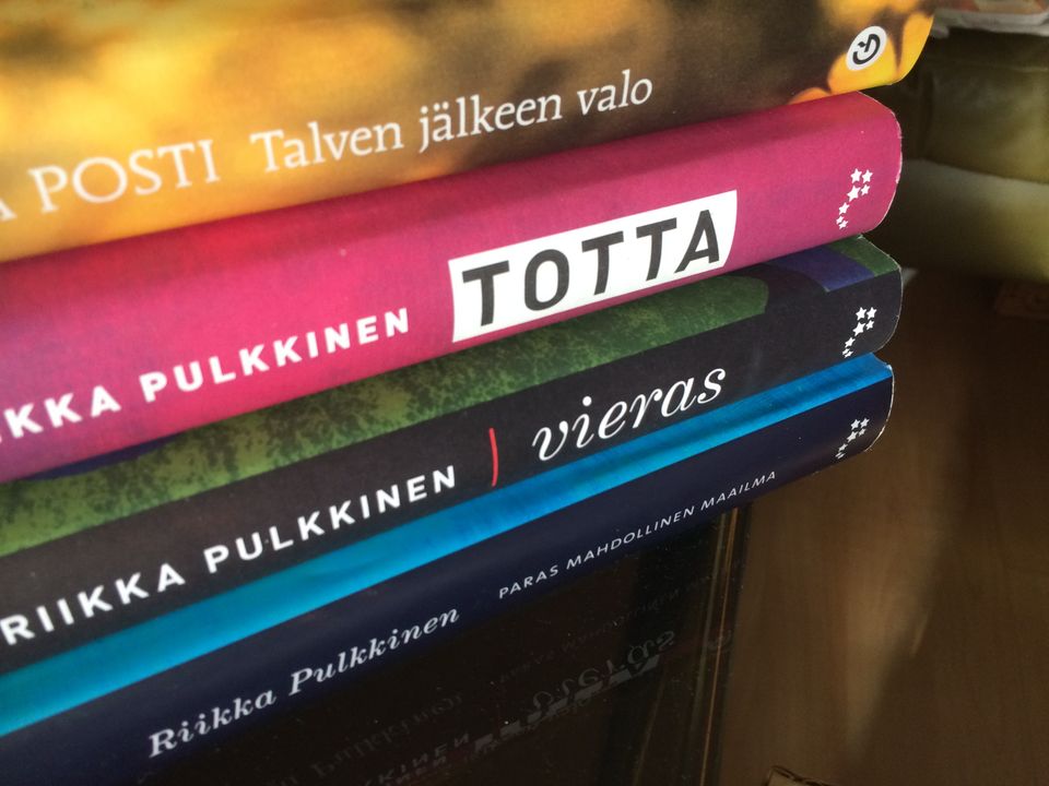 Pia Posti ja Riikka Pulkkinen kirjoja