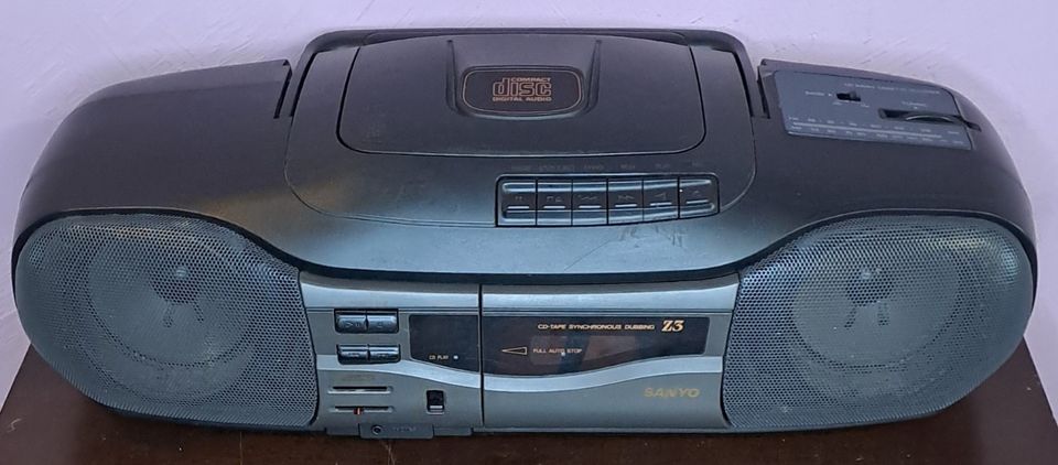 Sanyo MCD-Z3 radio/CD/C-kasettisoitin, vintage