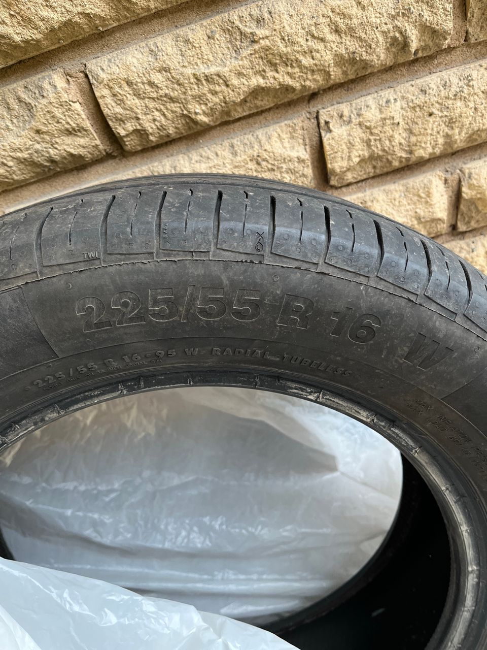 Auton renkaat 225/55 R 16