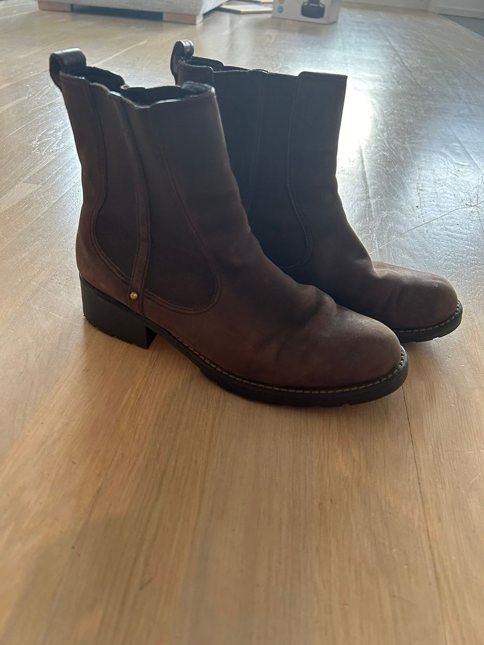 Ruskeat Clarks nahkanilkkurit