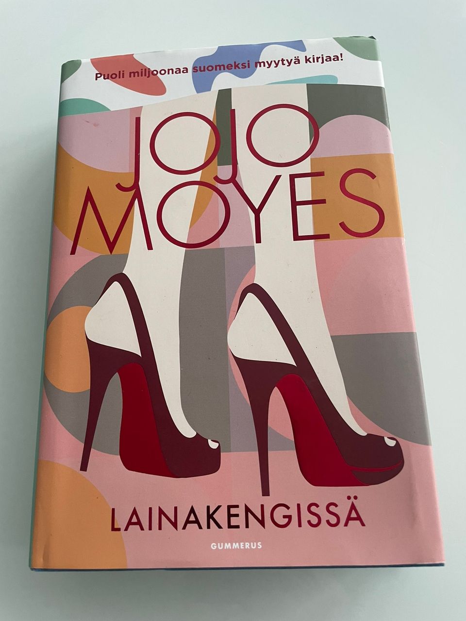 Jojo Moyes Lainakengissä