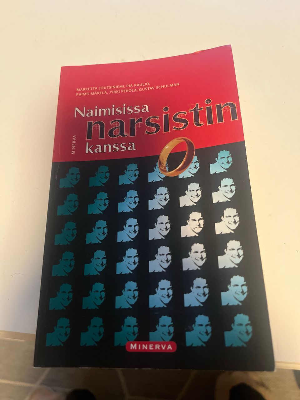 Naimisissa narsistin kanssa -kirja