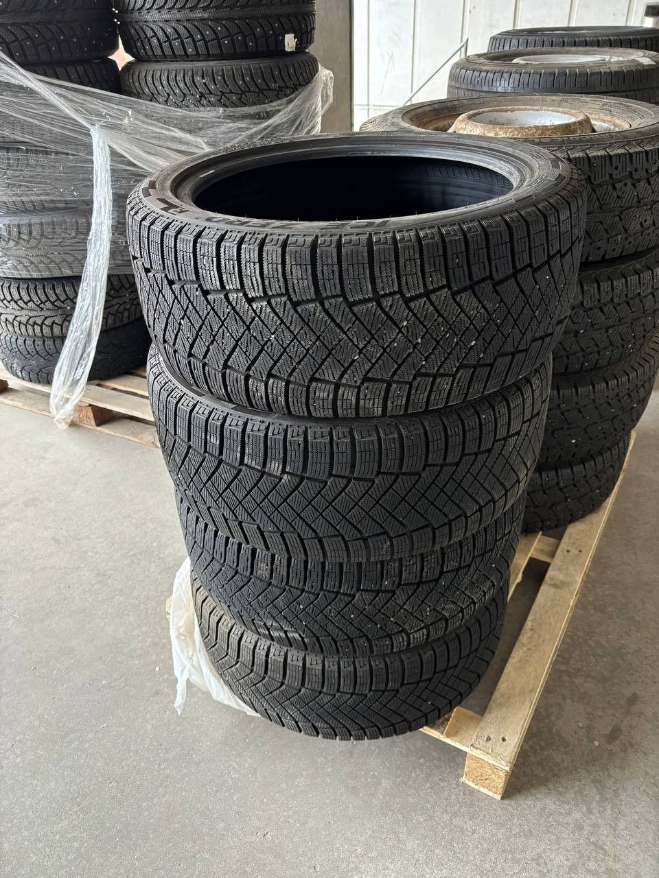 225/45 R18 Pirelli ice zero