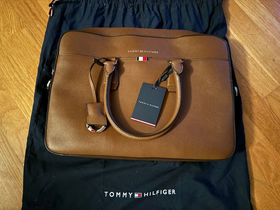 100€ UUSI Tommy Hilfiger Ruskea Nahkasalkku