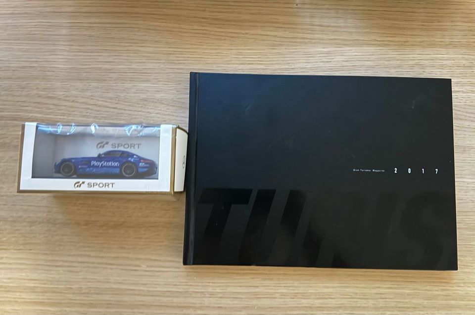 Gran Turismo Sport 2017 Collector's Book & Mercedes-AMG GT Pienoismalli