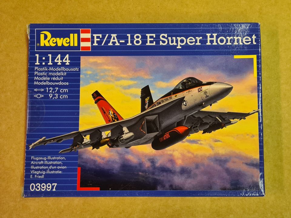 Revell (03977) - F/A-18E Super Hornet