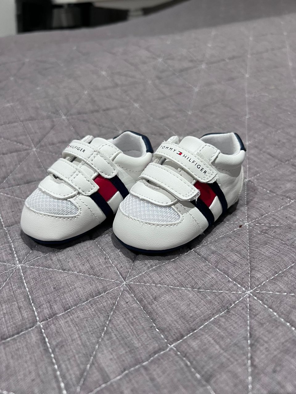 Vauvan Tommy Hilfiger kengät koko 17