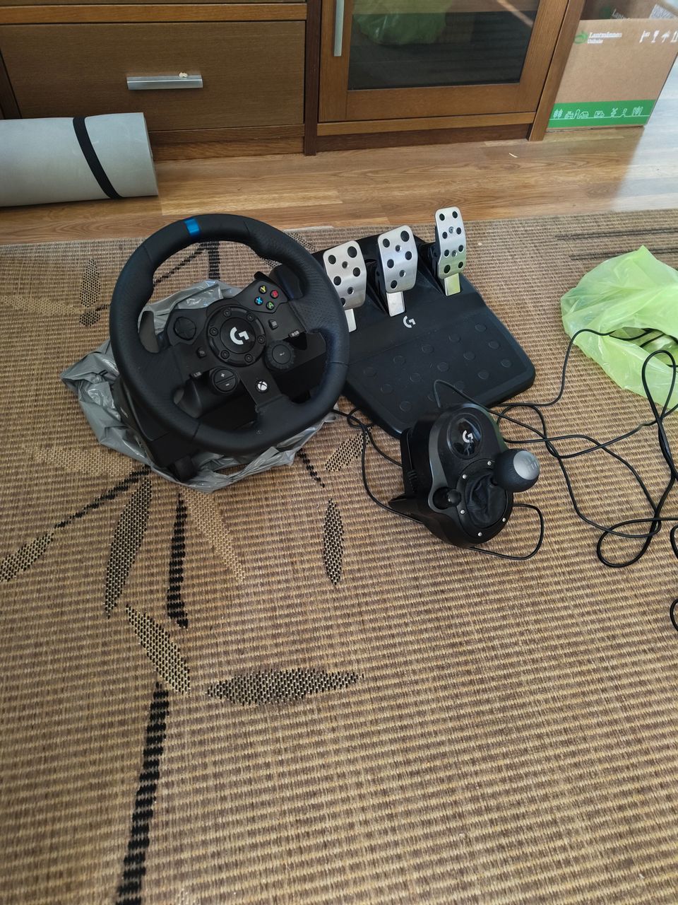 Logitech G923 ratti ja polkimet + vaihdekeppi