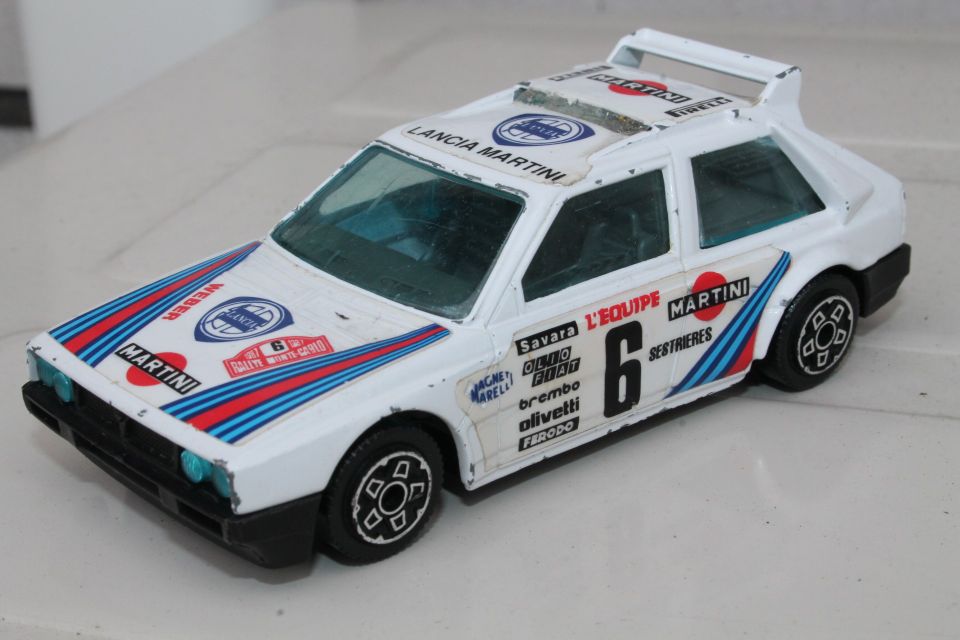 Vanha metalliauto 1:43 Lancia Delta S4 Italia leikkiauto 80-luku vintage 1/43