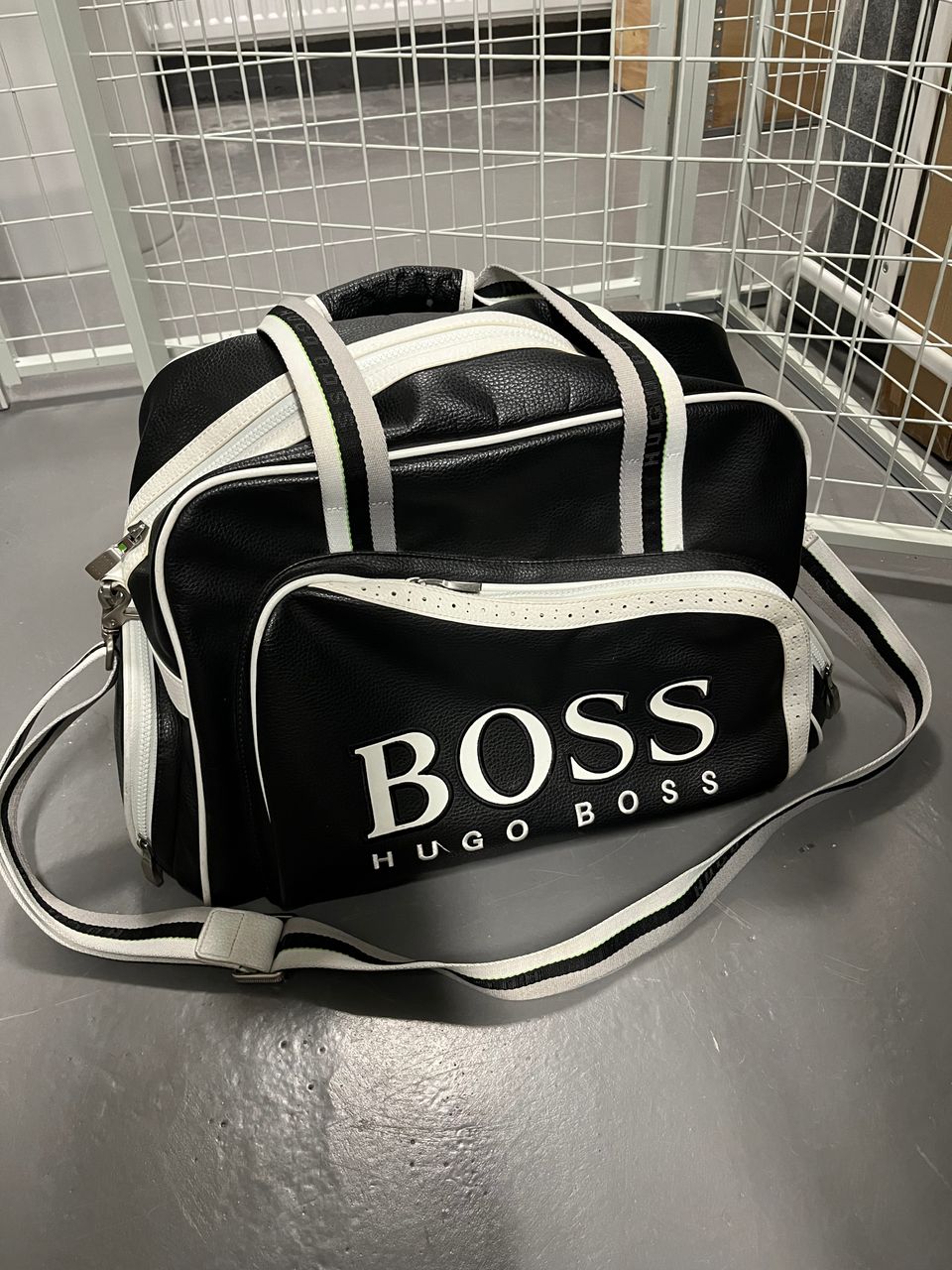 Hugo Boss -laukku (weekender)