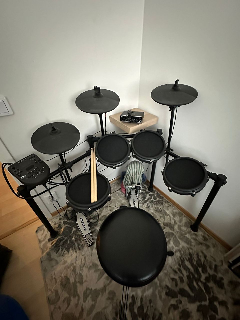 Alesis Nitro Mesh kit sähkörummut + Behringer äänikortti + rumputuoli & kapulat