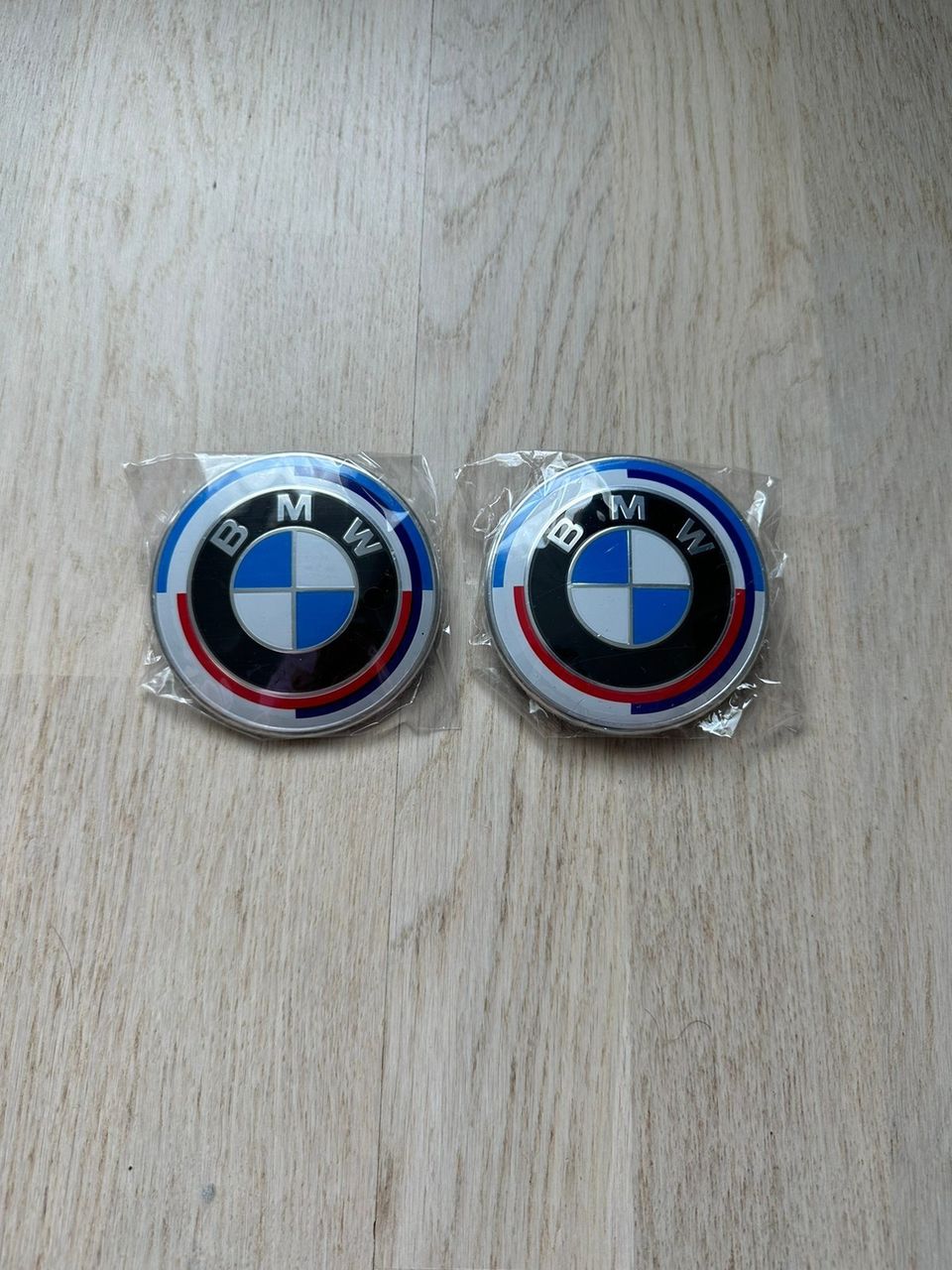 82 mm BMW merkit "50th Anniversary" (2 kpl)