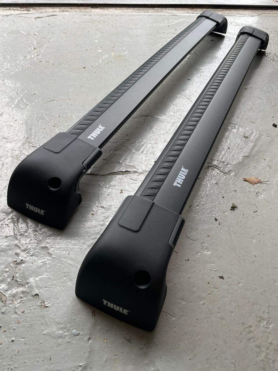 Thule Wingbar Edge mustat kattotelineet