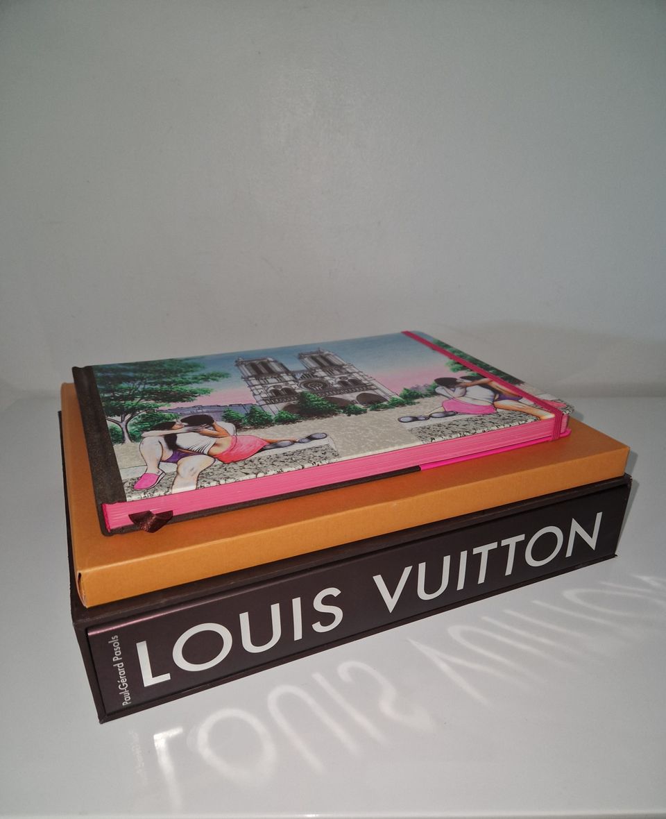 Kolme sisustuskirjaa, Louis Vuitton