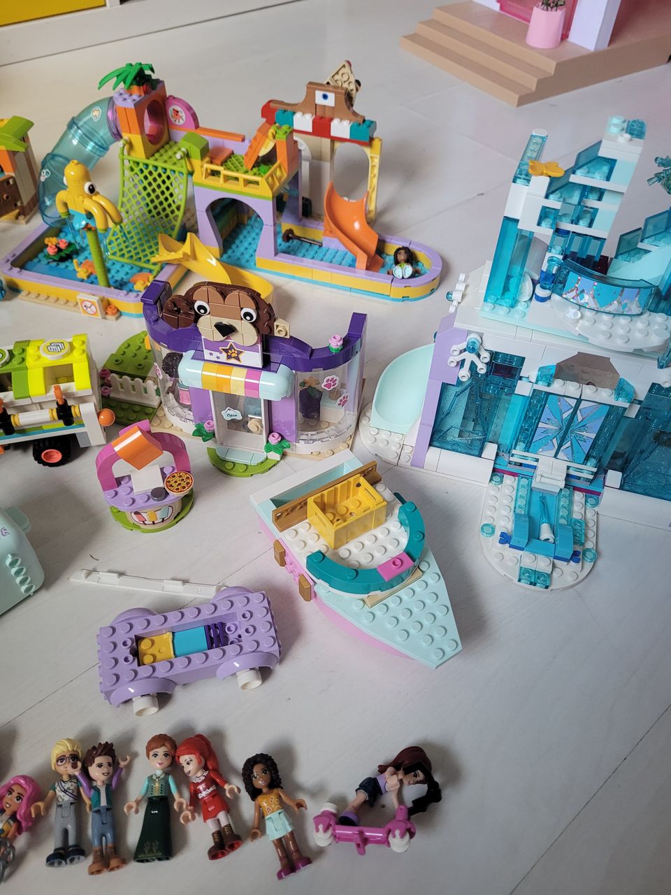 Myydään paketti lego friends paloja