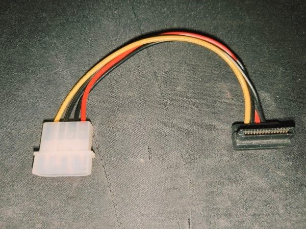 Virta-adapteri SATA to Molex