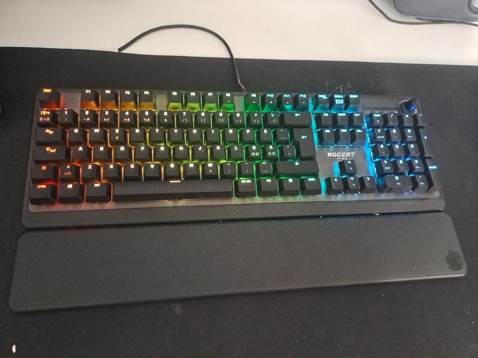 Roccat Pyro RGB Mekaaninen pelinäppäimistö.