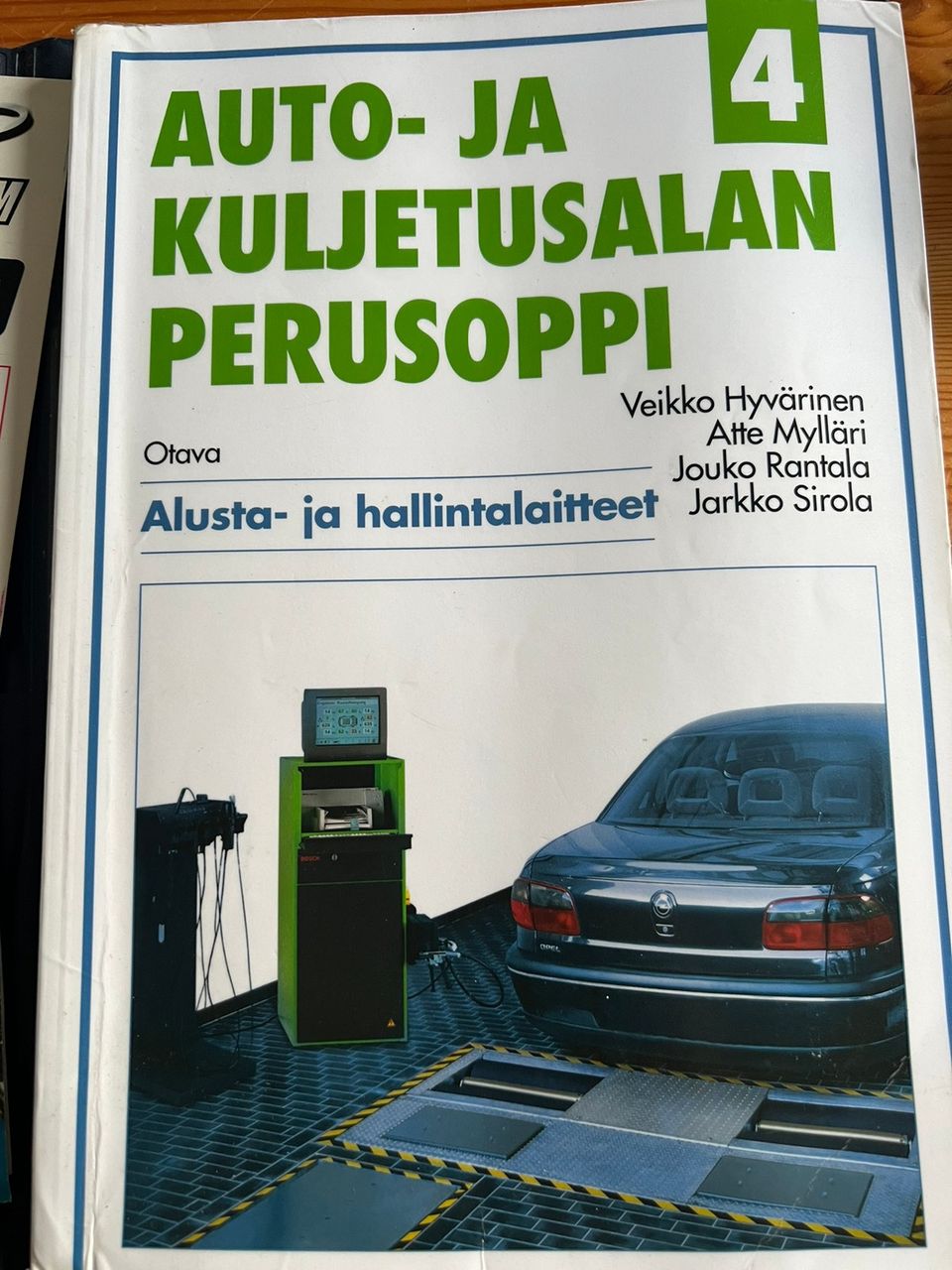 Auto- ja kuljetusalan perusoppi 4, alusta- ja hallintalaitteet