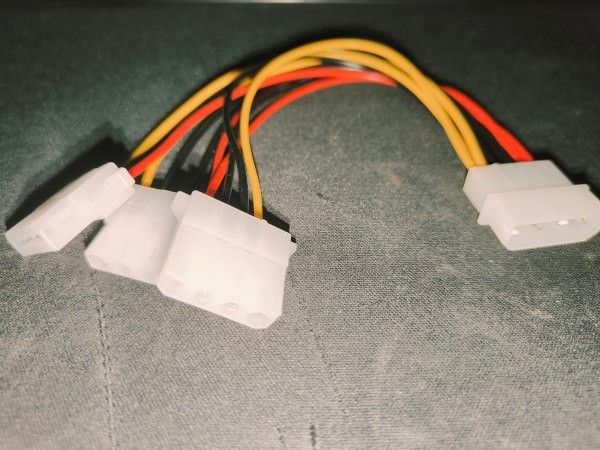 Virta-adapteri Molex to 3 x Molex