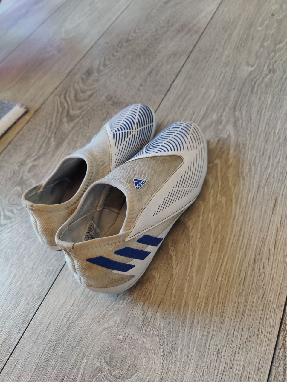 Adidas Predator jalkapallokengät 37 1/3 kokoa