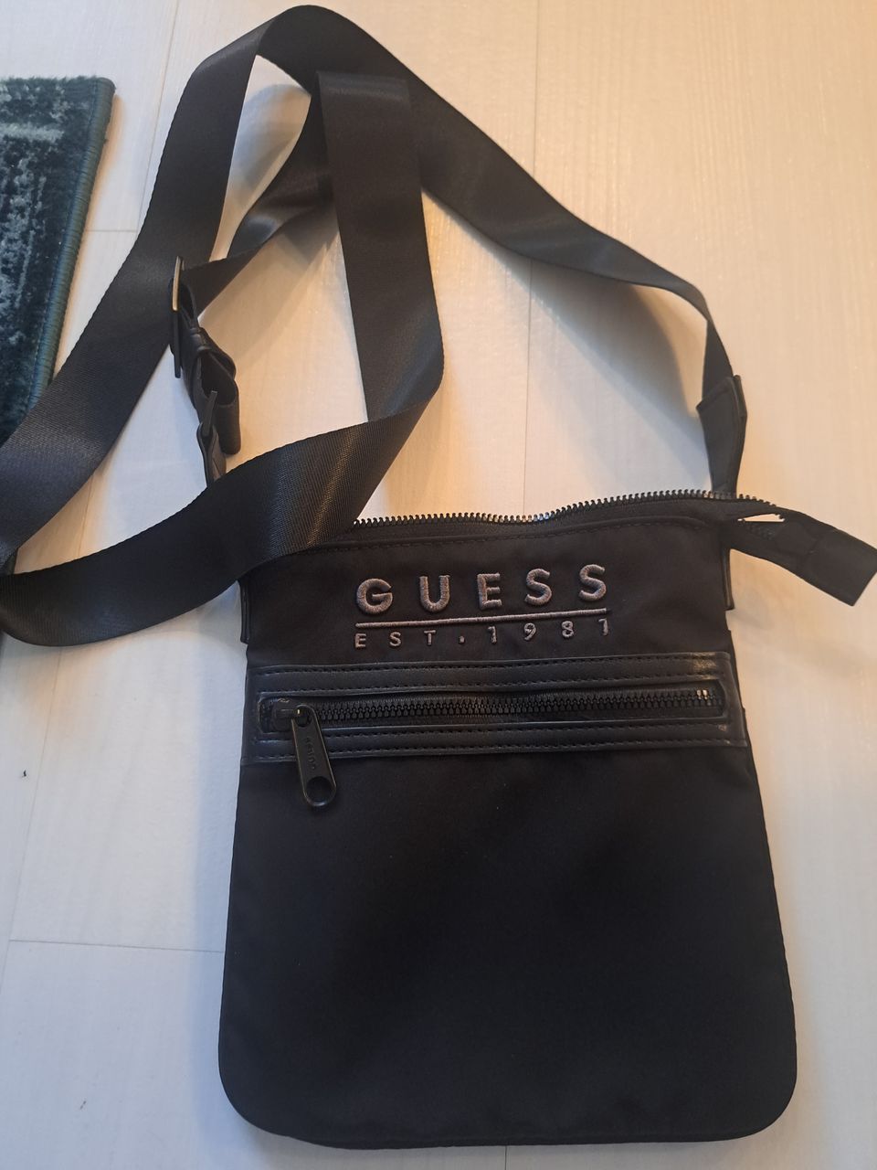 Guess käsilaukku crossbody unisex