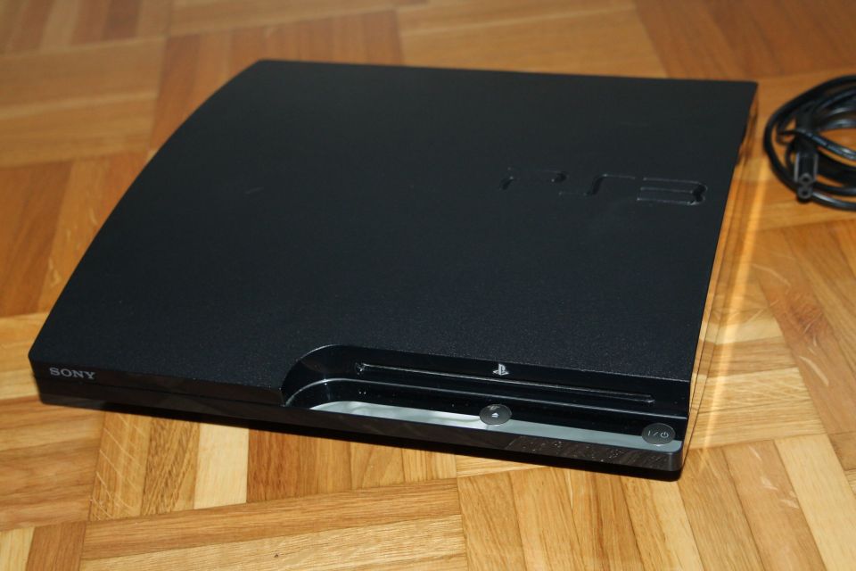 Playstation 3 Slim PS3 konsoli pelikonsoli ulkoisesti tosi siisti + virtakaapeli