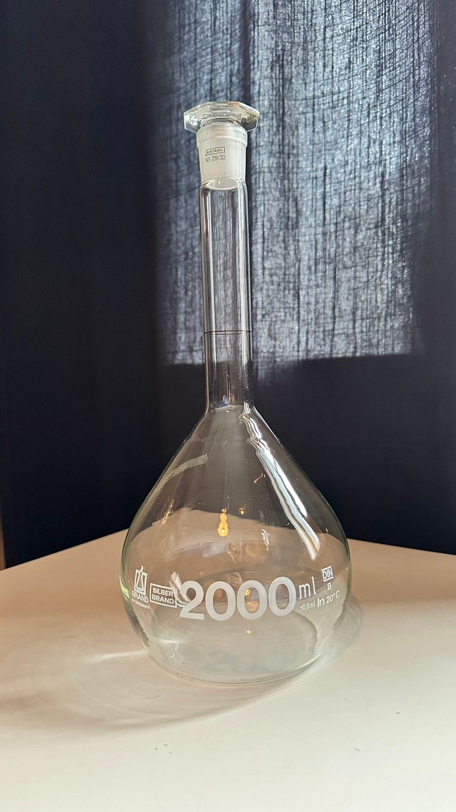 2-litrainen kemistin pullo (volumetric flask)