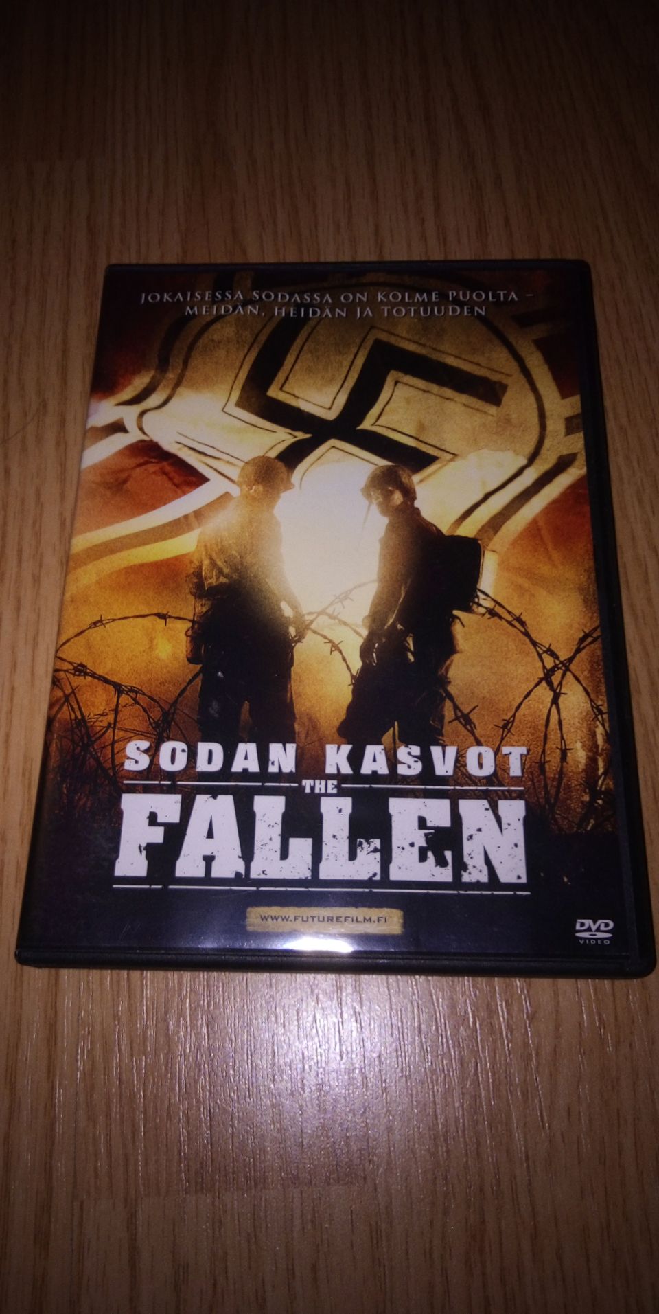 The fallen- sodan kasvot (suomijulkaisu)