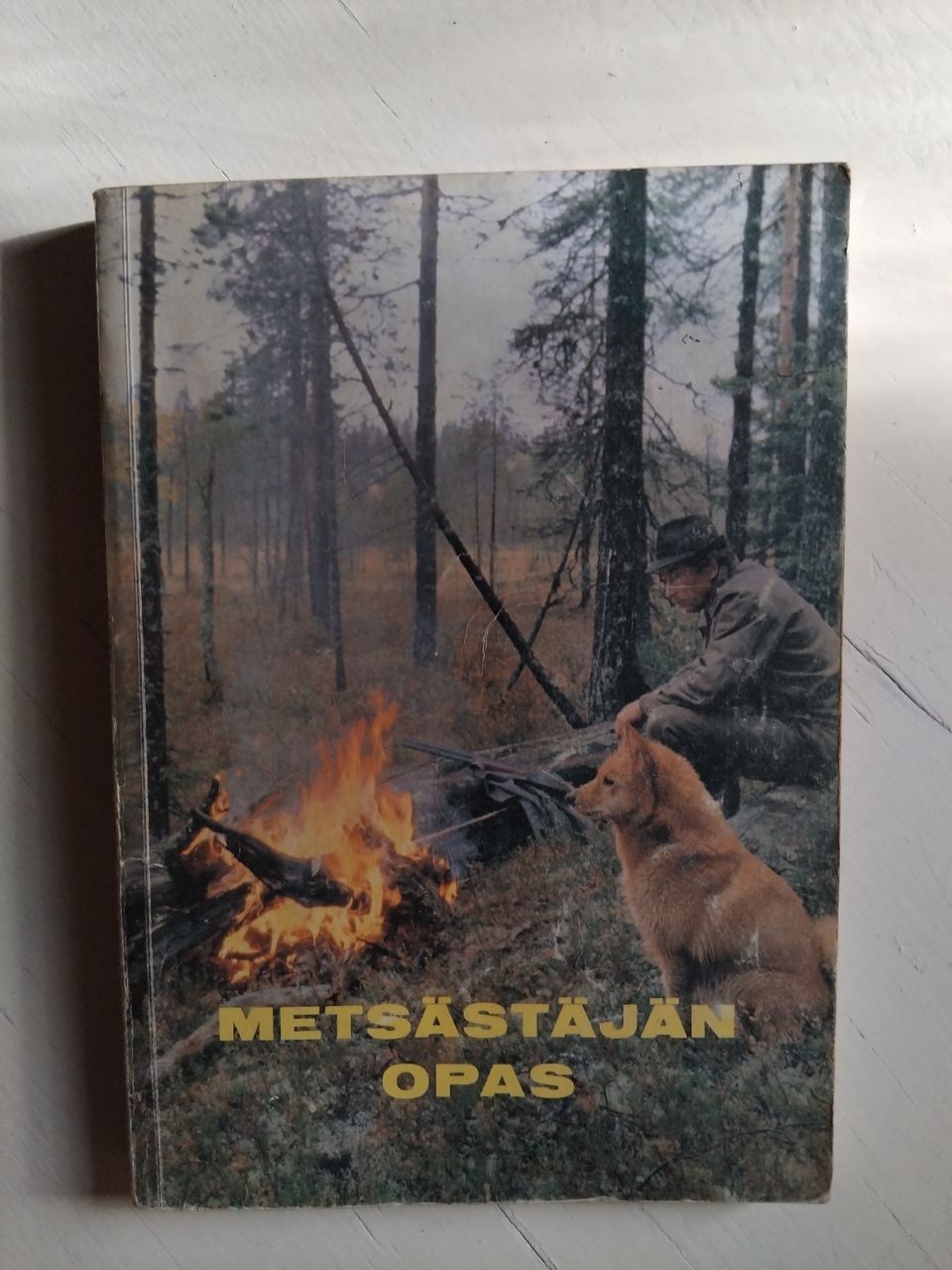 Metsästäjän opas 1982 painos, pehmytkantinen