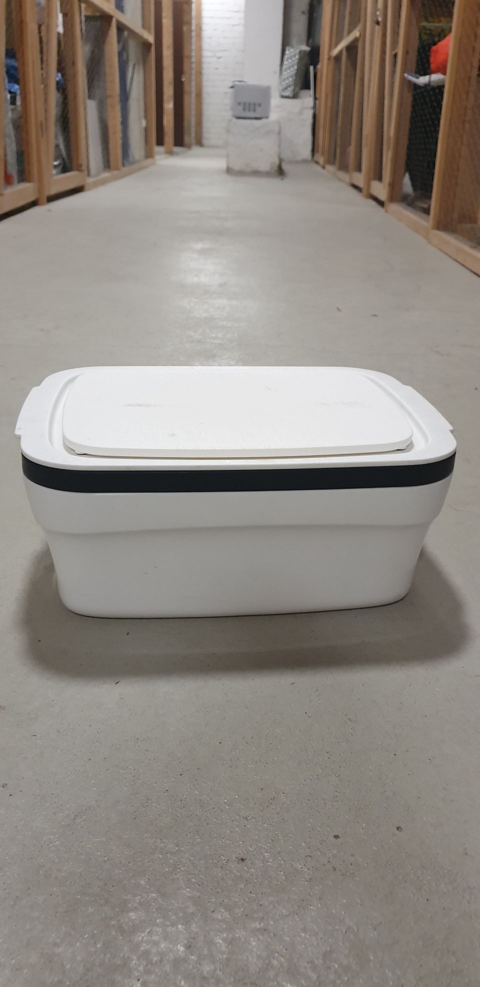 Tupperware leipälaatikko ja leikkuulauta