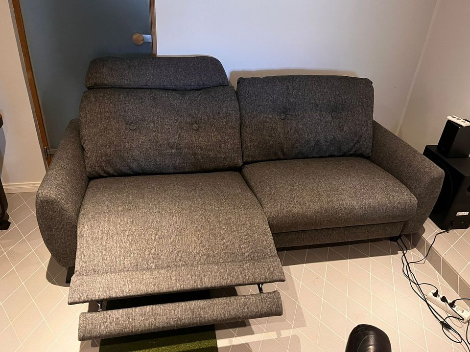 Siisti sähkömekanismisohva / recliner sofa