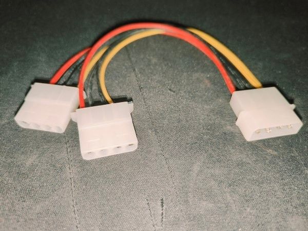 Virta-adapteri Molex to 2 x Molex