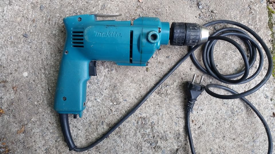 Makita DP4700 sähköporakone