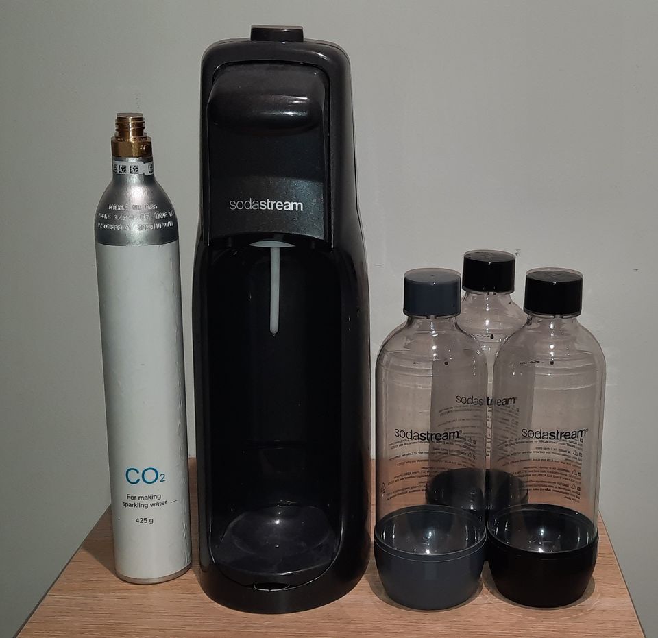 Sodastream (+kaasupullo ja 3 kpl täyttöpulloja)